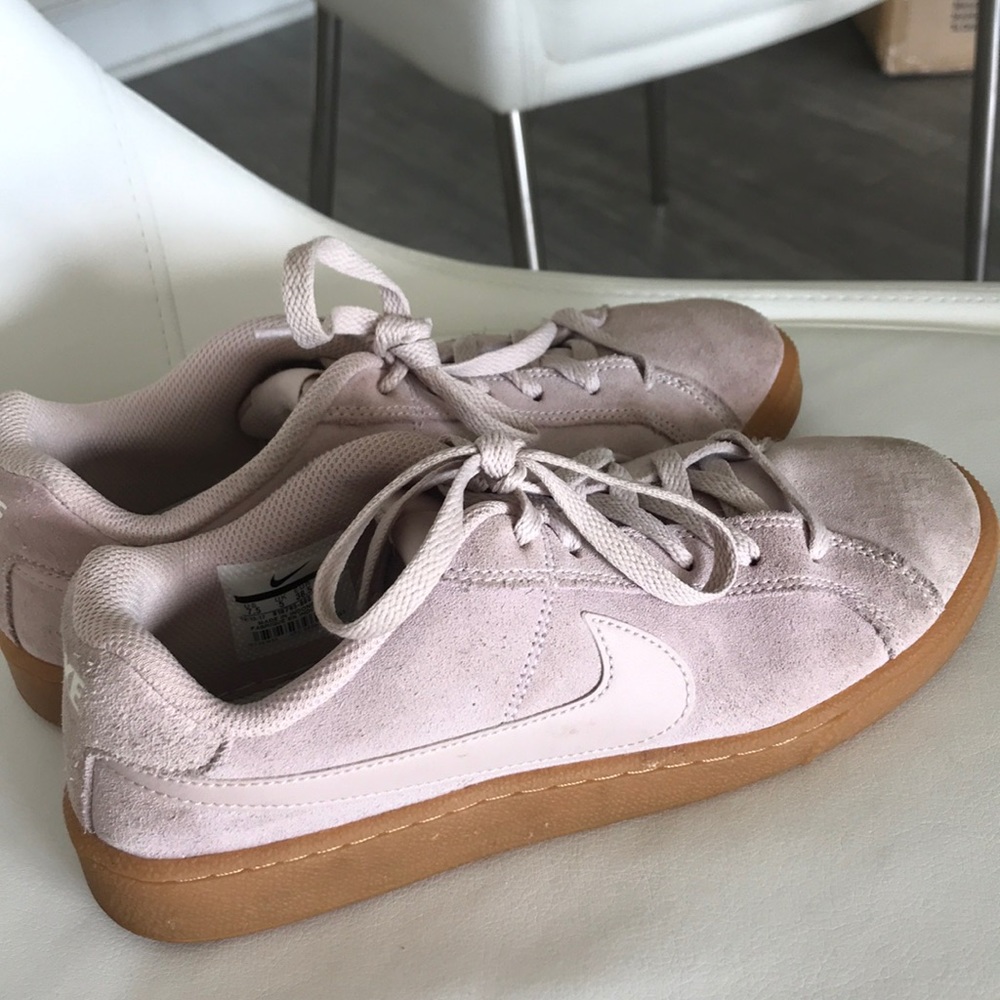 LIGHT PINK NIKE SNEAKERS